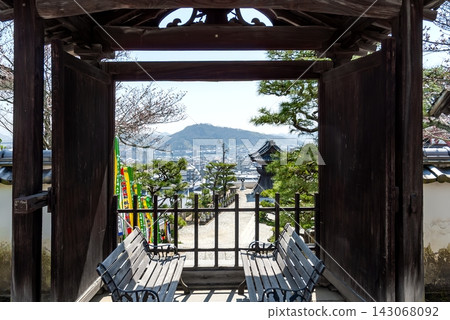 從西國寺院內透過寺門眺望尾道市及周圍群山（廣島縣尾道市） 143068092