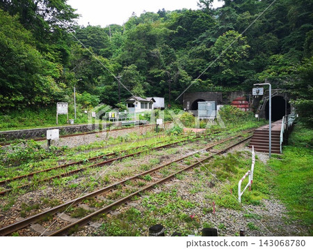 The station grounds and tunnel scenery of Koboro Station on the JR Hokkaido Muroran Main Line, known as Japan's most secluded station. The station grounds and tunnel scenery of Koboro Station on the JR Hokkaido Muroran Main Line, known as Japan's most secluded station. 143068780