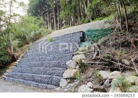 土木工程:堅固的籠架結構,防止山體滑坡並保護周圍的自然景觀。 土木工程:堅固的籠架結構,防止山體滑坡並保護周圍的自然景觀。 143069253