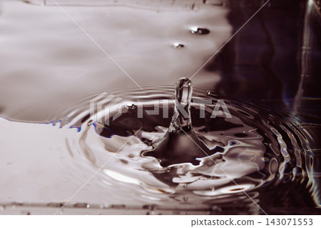 216.Vertical Splash and Ripples on Glossy Water Surface 216.Vertical Splash and Ripples on Glossy Water Surface 143071553