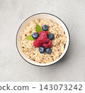 Oatmeal with berries 143073242