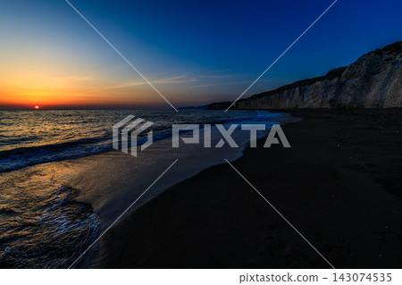 夕陽沉入日本海的壯麗瞬間:白倉瀧海邊的日落景色。 夕陽沉入日本海的壯麗瞬間:白倉瀧海邊的日落景色。 143074535