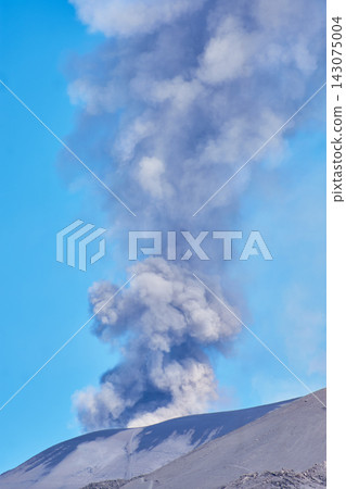 Impressive eruption of Mount Etna in Sicily, expelling a large column of dark ash 143075004