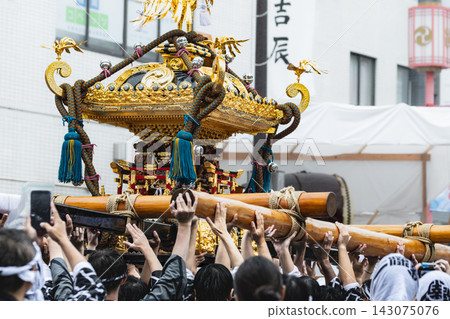 在富岡八幡宮神社一年一度的祭典期間被抬出的便攜式神社 143075076