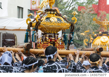 在富岡八幡宮神社一年一度的祭典期間被抬出的便攜式神社 143075077