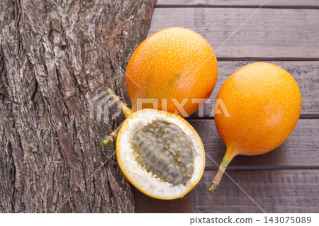 Passion fruit granadilla on the table - Passiflora ligularis Passion fruit granadilla on the table - Passiflora ligularis 143075089