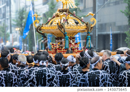 富岡八幡宮一年一度潑水節上的便攜式神社。 富岡八幡宮一年一度潑水節上的便攜式神社。 143075645