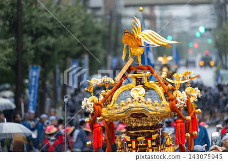 富岡八幡宮一年一度潑水節上的便攜式神社。 富岡八幡宮一年一度潑水節上的便攜式神社。 143075945