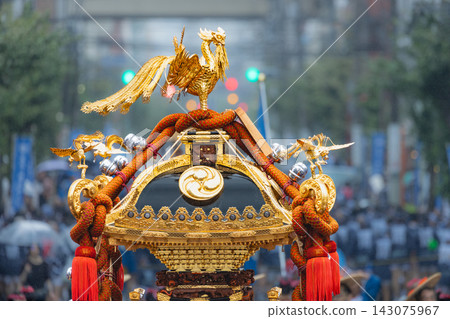 富岡八幡宮一年一度潑水節上的便攜式神社。 富岡八幡宮一年一度潑水節上的便攜式神社。 143075967