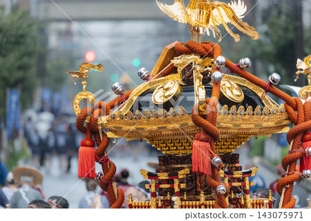 富岡八幡宮一年一度潑水節上的便攜式神社。 143075971