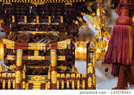 富岡八幡宮一年一度潑水節上的便攜式神社。 143076045