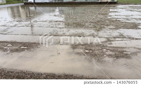暴雨導致田野淹水 暴雨導致田野淹水 143076055