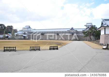 從三之丸廣場眺望金澤城菱矢倉和五十崗屋。 從三之丸廣場眺望金澤城菱矢倉和五十崗屋。 143076066