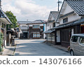 日本兵庫縣丹波篠山市河原町妻入商家群的街角 143076166
