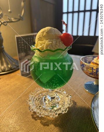 在日式環境中享用一杯復古奶油蘇打水。 143076340