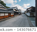 日本兵庫縣丹波篠山市河原町妻入商家群藍天下的木造街屋 143076671
