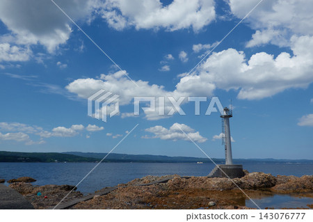 能登町內浦岩岸上的燈塔 143076777