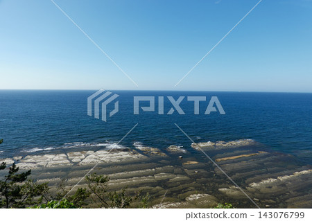 六五崎，海蝕平台，深藍色的日本海 143076799