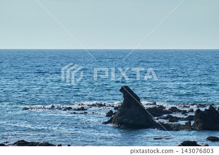 鈴市外浦:黑色礁石與藍色海洋 鈴市外浦:黑色礁石與藍色海洋 143076803