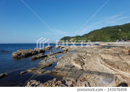 英崗海灘：岩礁和踏腳石，夏日海域 143076806