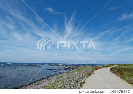 赫古拉島，沿海的小路，天空佈滿卷雲。 143076827