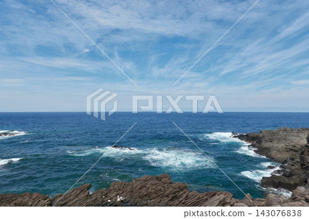貉浦島，海浪拍打著崎嶇的海岸，日本海 143076838