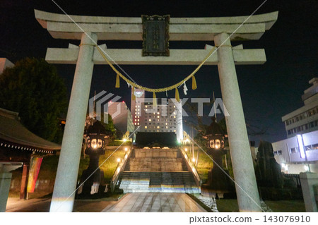 夜幕下的榮神社鳥居和福井市 夜幕下的榮神社鳥居和福井市 143076910