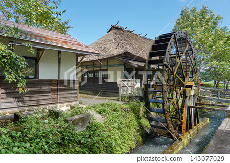 大分縣豐後小野市緒形町原尻瀑布的水車和茅草屋 143077029