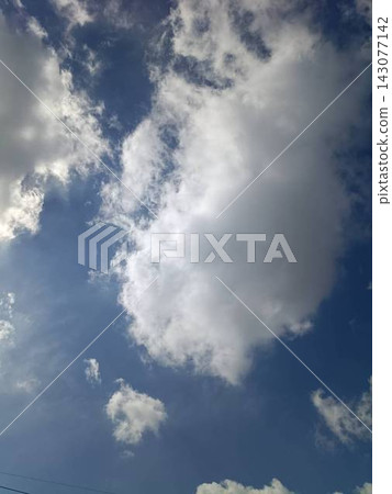 This is a heartwarming photograph that captures the beauty of the sky and the expressions of nature. This is a heartwarming photograph that captures the beauty of the sky and the expressions of nature. 143077142