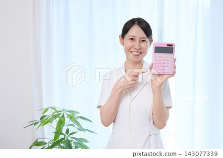 一位女士用計算器顯示金額 一位女士用計算器顯示金額 143077339