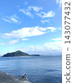 Looking at the sea 143077432