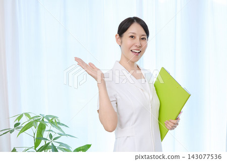 在美容院和診所提供指導的女性 在美容院和診所提供指導的女性 143077536