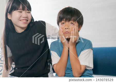 兄弟姊妹在沙發上玩耍 兄弟姊妹在沙發上玩耍 143078529