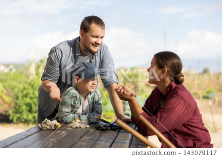 Family of farmers at the table Family of farmers at the table 143079117