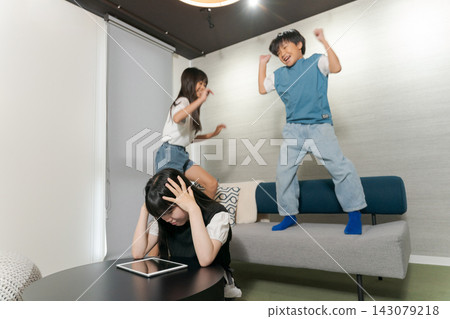 孩子們在房間裡玩耍 孩子們在房間裡玩耍 143079218