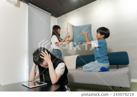 孩子們在房間裡玩耍 孩子們在房間裡玩耍 143079219