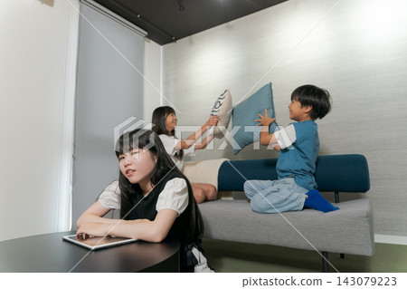 孩子們在房間裡玩耍 孩子們在房間裡玩耍 143079223