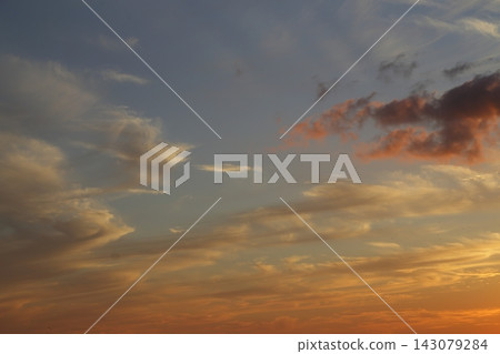 夕陽西下,天空和雲彩都被染成了橘色。 夕陽西下,天空和雲彩都被染成了橘色。 143079284