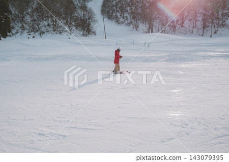 一名高中女生滑雪 一名高中女生滑雪 143079395