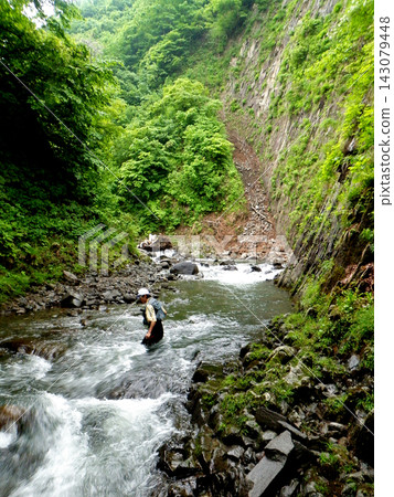 A tense river crossing A tense river crossing 143079448