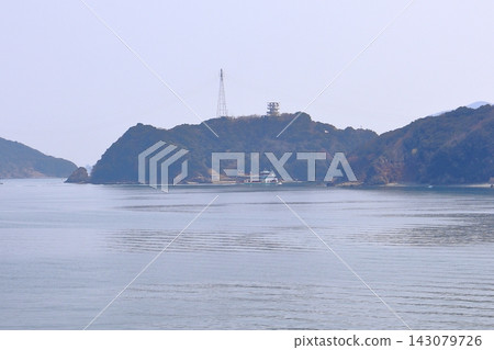 A sightseeing boat heading to Dolphin Island in Toba Bay and an observation deck (Hinatajima, Toba City, Mie Prefecture) 143079726