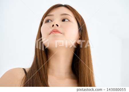 一位擁有光澤長髮的女子抬頭望向天空 一位擁有光澤長髮的女子抬頭望向天空 143080055