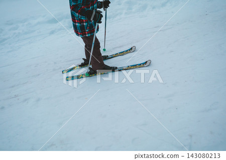 一個12歲男孩練習滑雪的腳 一個12歲男孩練習滑雪的腳 143080213