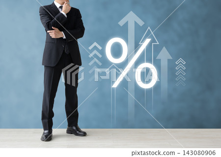由於政策利率上升,商人和經理們在製定商業策略方面面臨困境。 由於政策利率上升,商人和經理們在製定商業策略方面面臨困境。 143080906