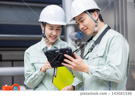 樓宇維護人員正在檢查設備。照片由東京電子專門學校電波學園提供。 143081586