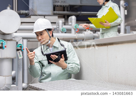 建築維護：一名男子正在檢查設備。照片由東京電子專門學校電波學園提供。 143081663