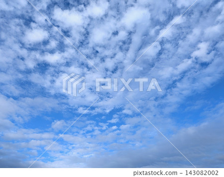 White autumn clouds spread across the blue sky. White autumn clouds spread across the blue sky. 143082002