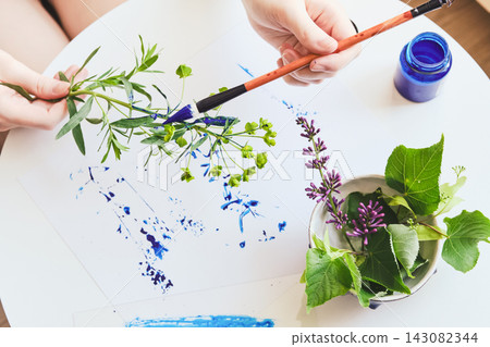 Making plant imprint on paper, Close-up Making plant imprint on paper, Close-up 143082344
