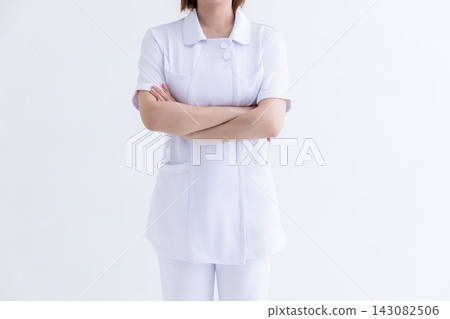一位穿白大褂的女護士 143082506