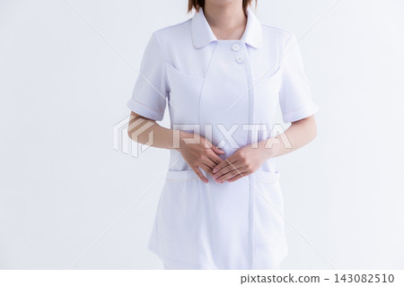 拿著胃的白色外套的婦女 143082510
